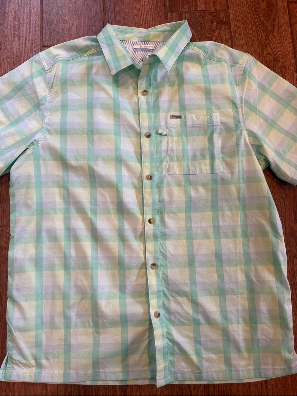 Columbia Men's Light Green and White Plaid Short Sleeve Button Down Shirt large